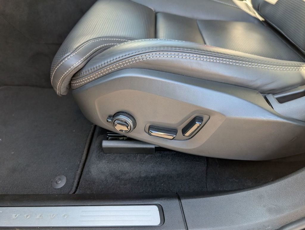 Used 2023 Volvo XC60 B6 Ultimate w/ Climate Package image 28