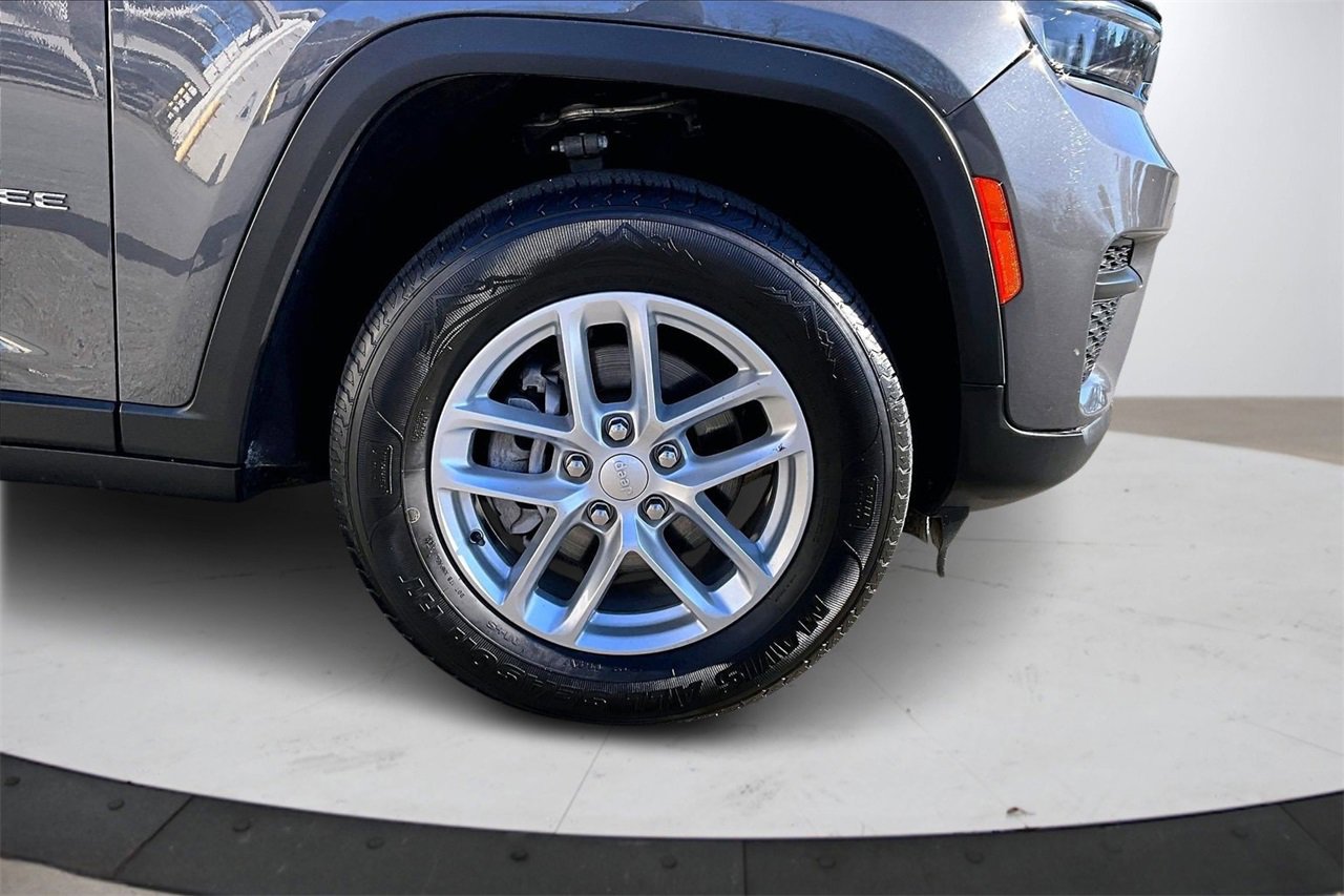 Used 2023 Jeep Grand Cherokee Laredo X image 33