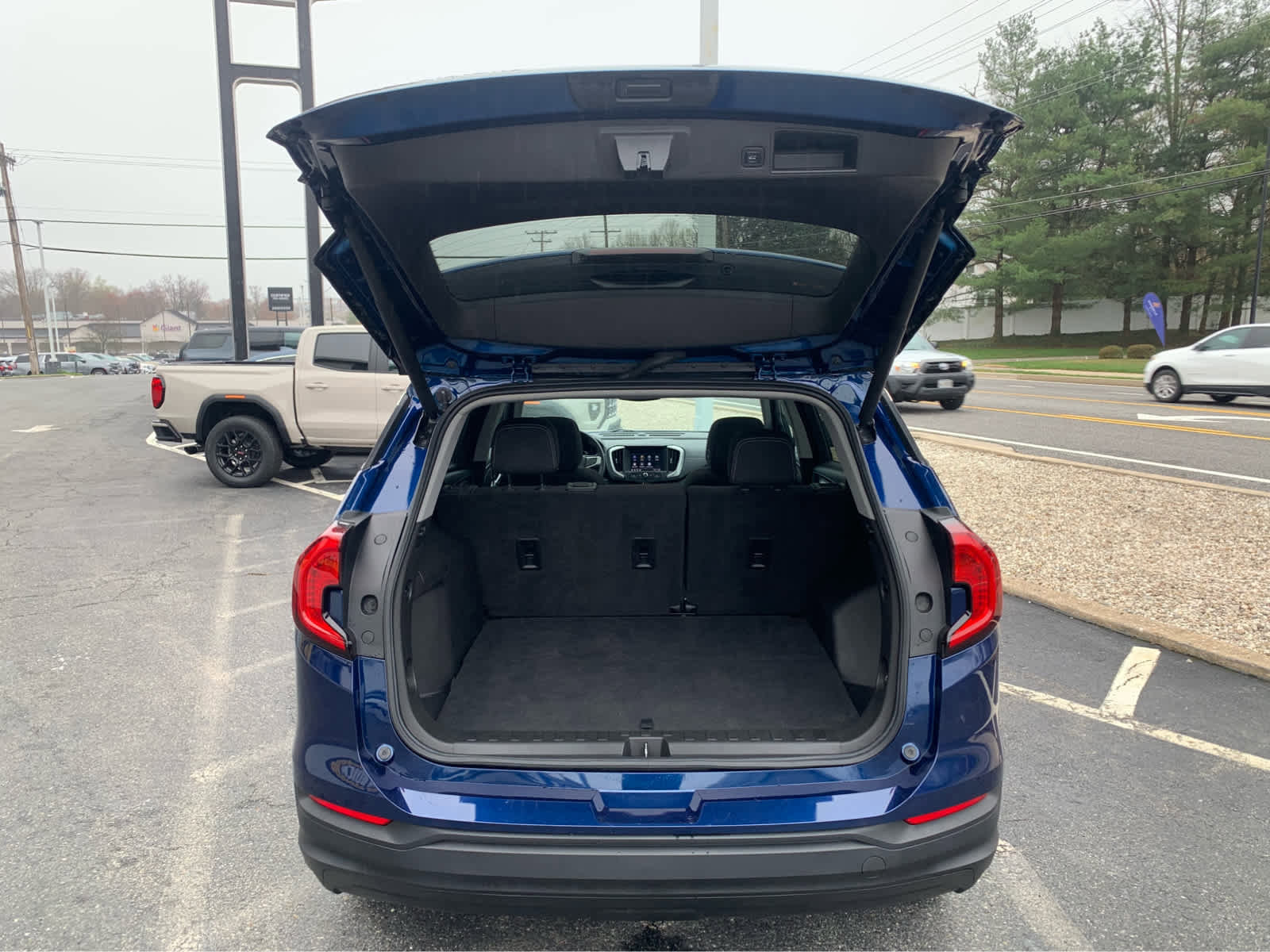 Used 2022 GMC Terrain SLE w/ Driver Convenience Package image 5