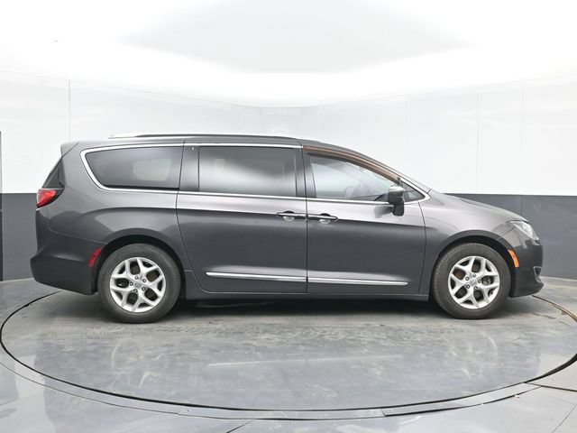 Used 2017 Chrysler Pacifica Touring-L Plus w/ Tire & Wheel Group FWD image 11
