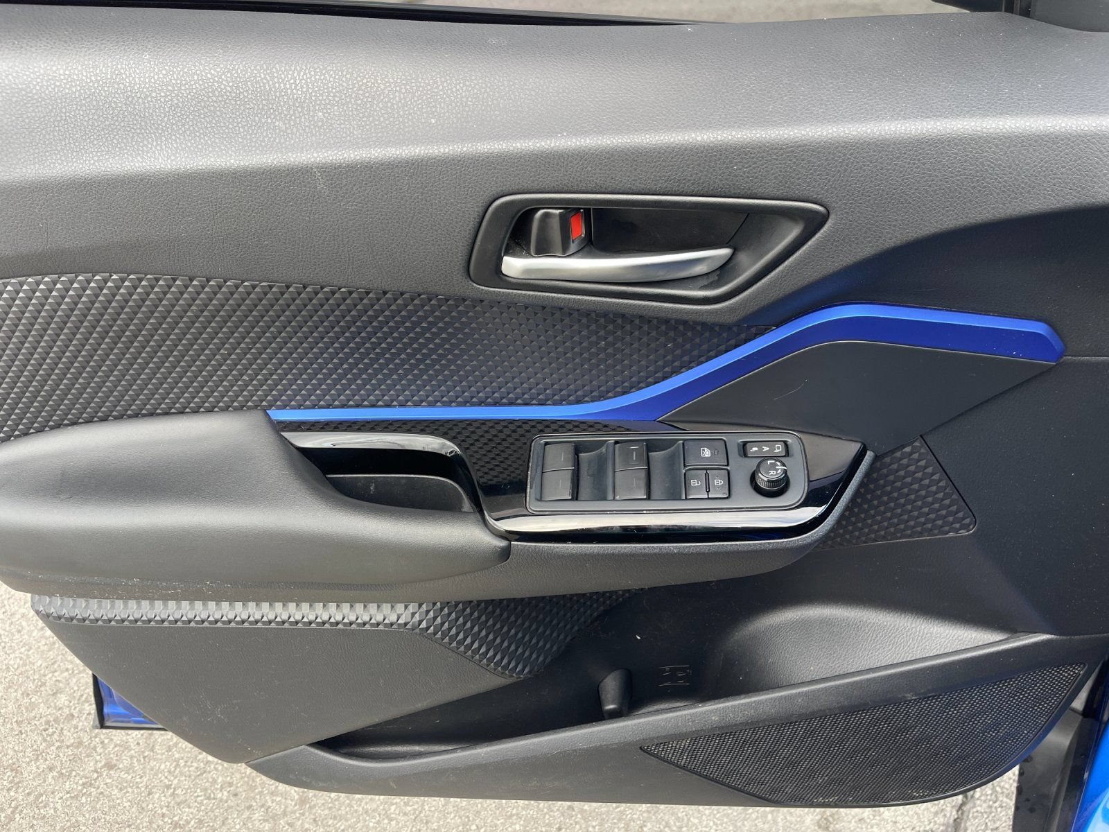 Used 2022 Toyota C-HR XLE FWD image 12