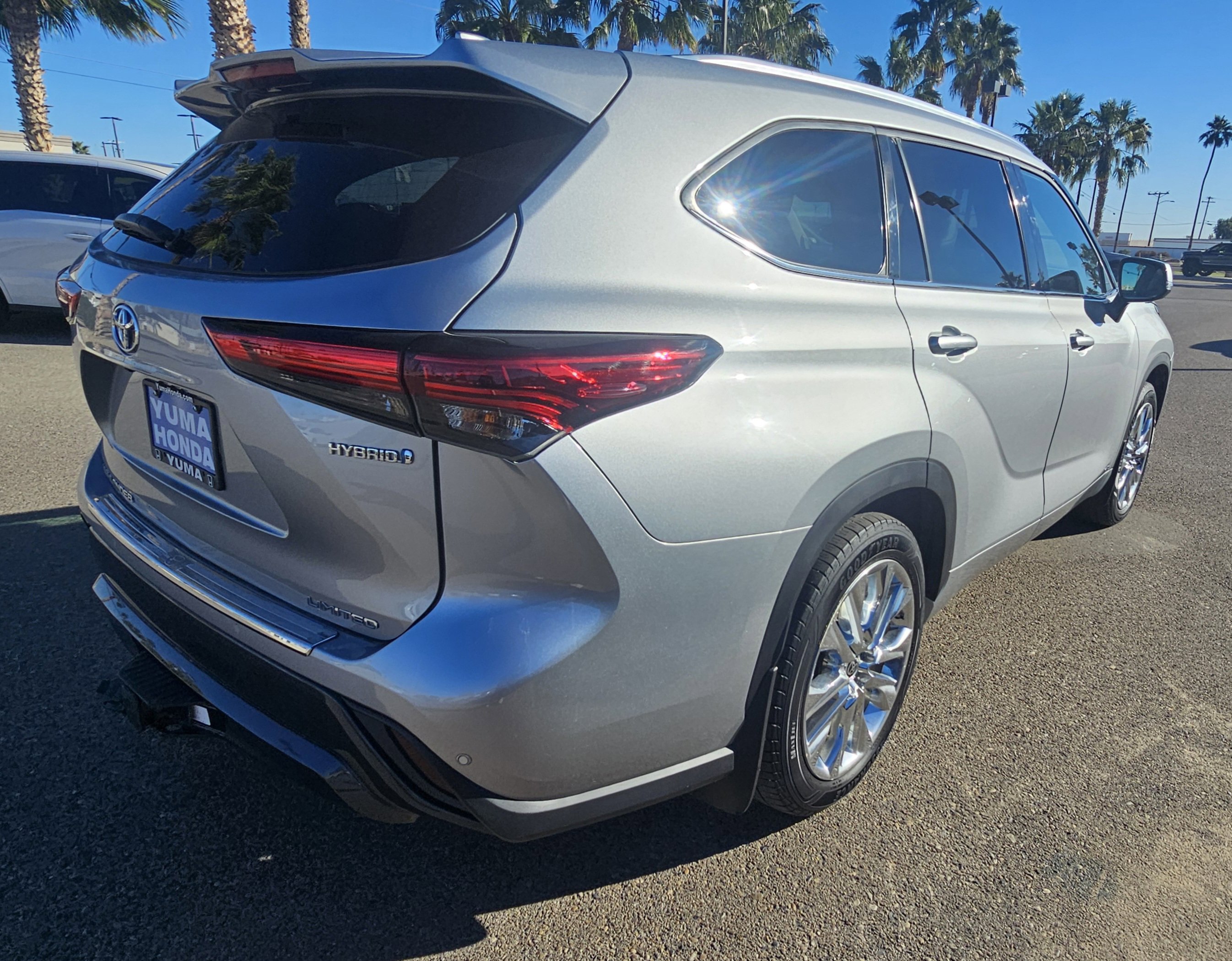 Used 2023 Toyota Highlander Limited image 4