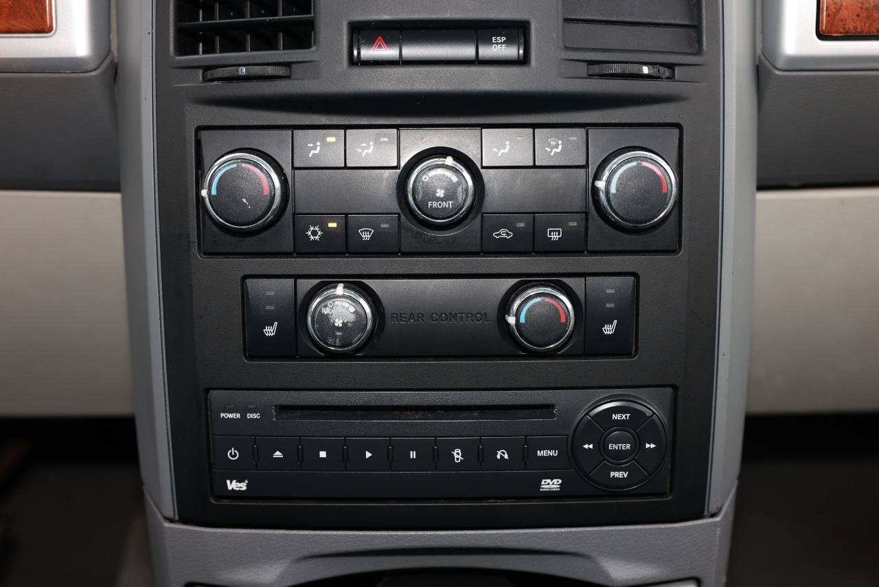 Used 2008 Chrysler Town & Country Touring w/ Entertainment Group #2 FWD image 35