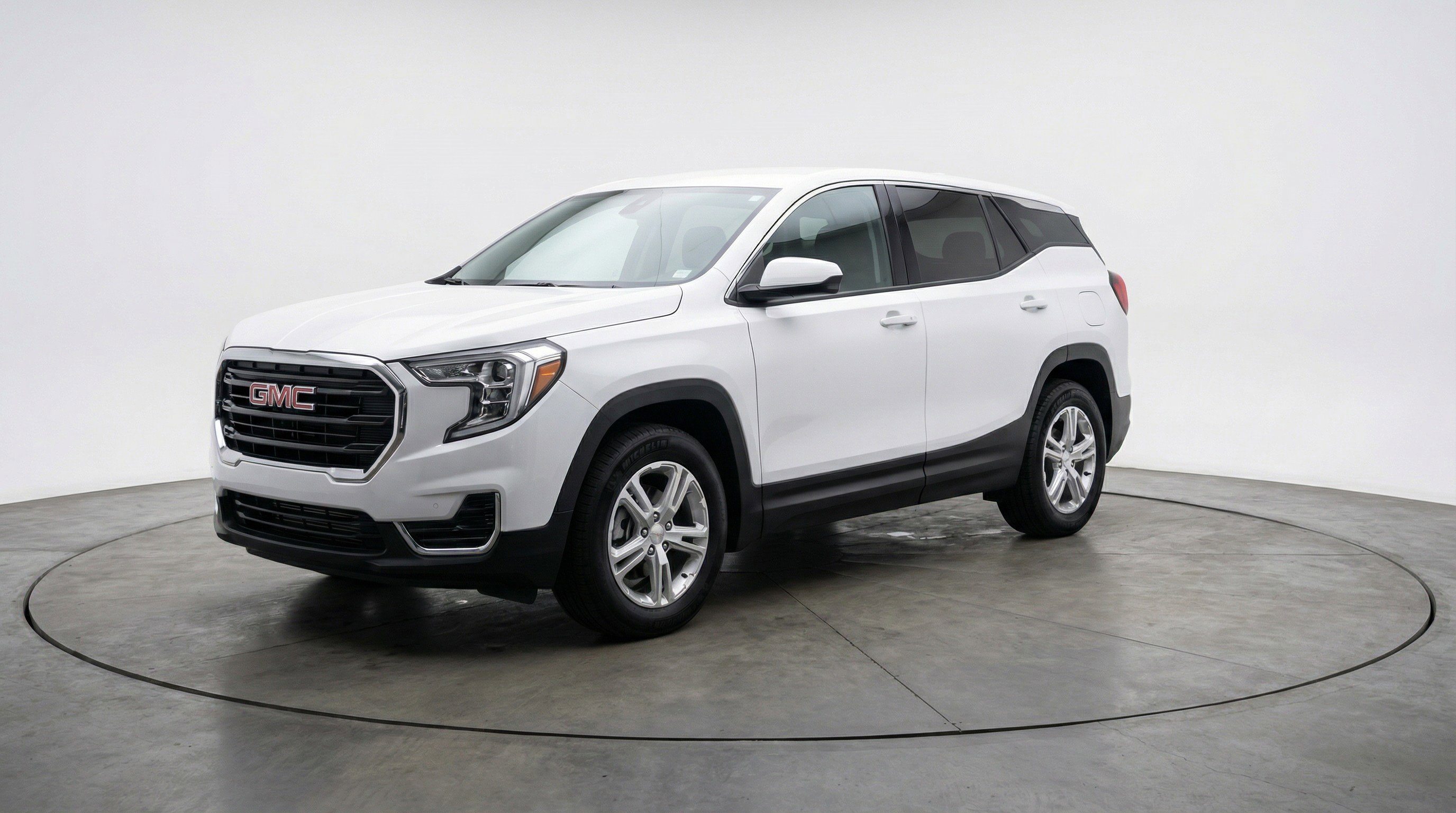 Used 2024 GMC Terrain SLE image 3