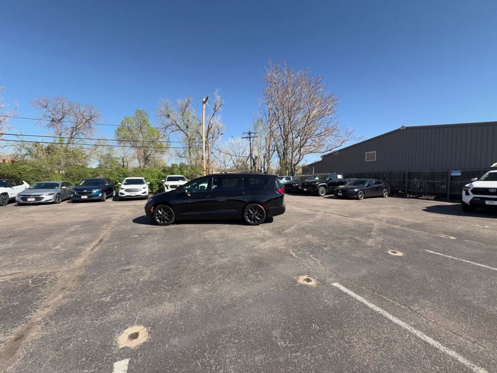 Used 2025 Chrysler Pacifica Limited image 15