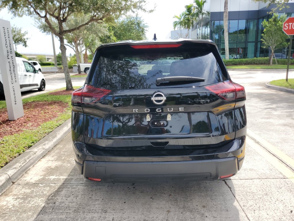 Certified 2025 Nissan Rogue SV FWD image 5