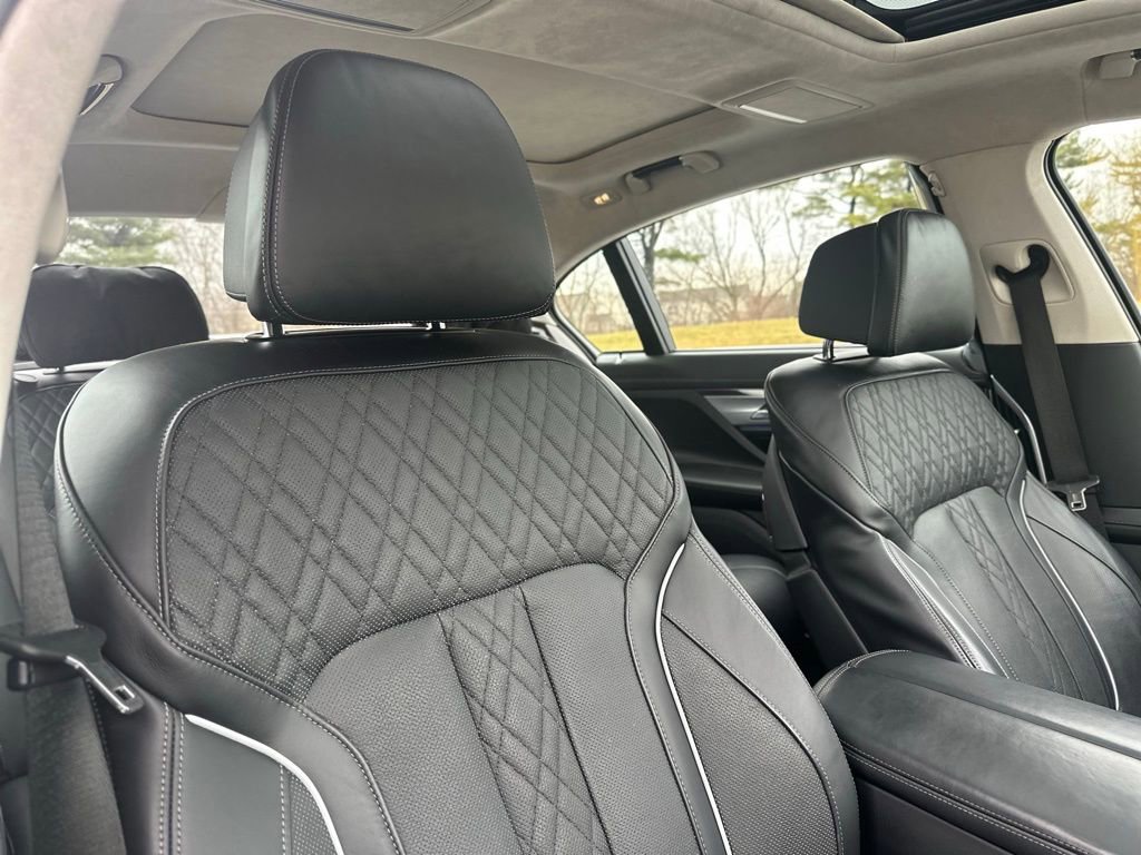 Used 2022 BMW 750i xDrive w/ Autobahn Package image 27