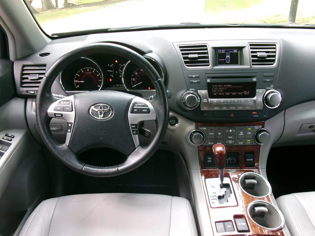 Used 2012 Toyota Highlander Limited w/ Tow Pkg FWD image 31
