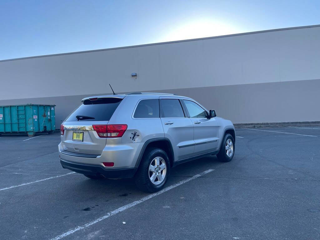 Used 2011 Jeep Grand Cherokee Laredo AWD/4WD image 5