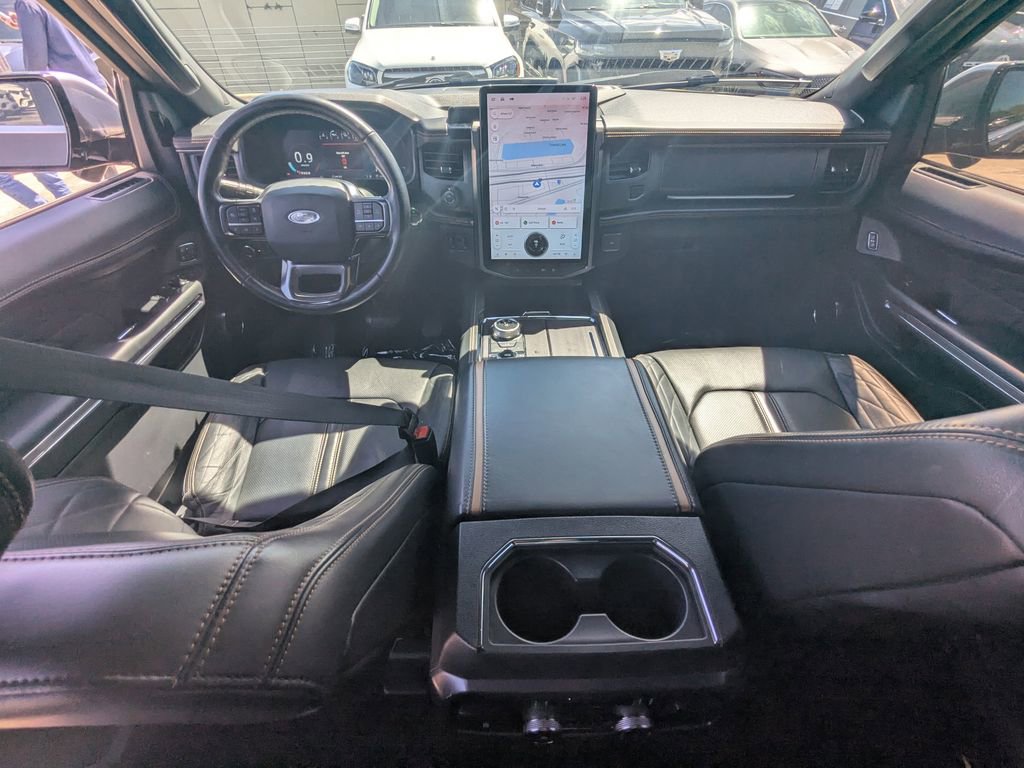 Used 2023 Ford Expedition Platinum image 2