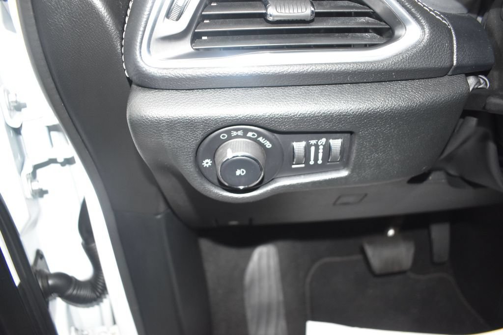 Used 2025 Chrysler Pacifica Limited FWD image 24