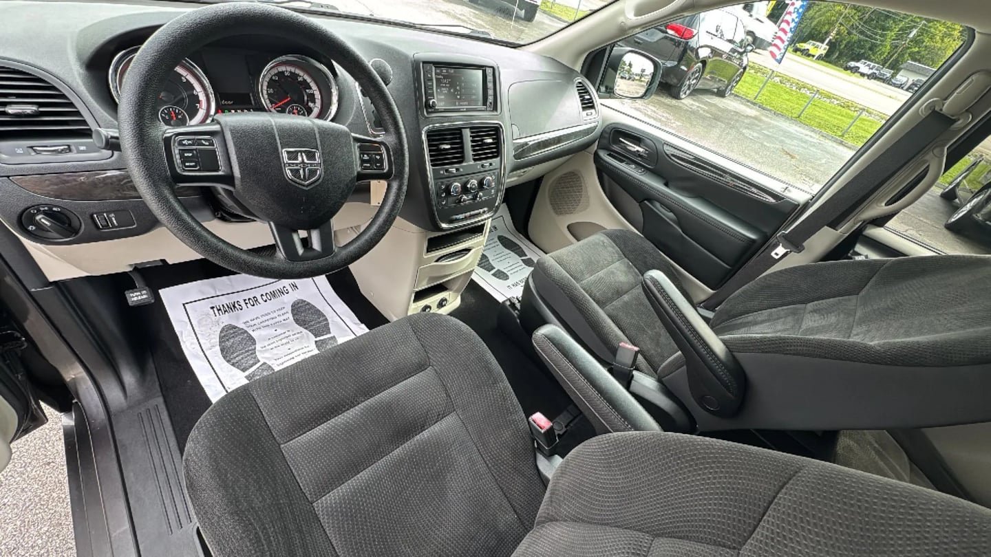 Used 2019 Dodge Grand Caravan SE w/ UConnect Hands-Free Group FWD image 11