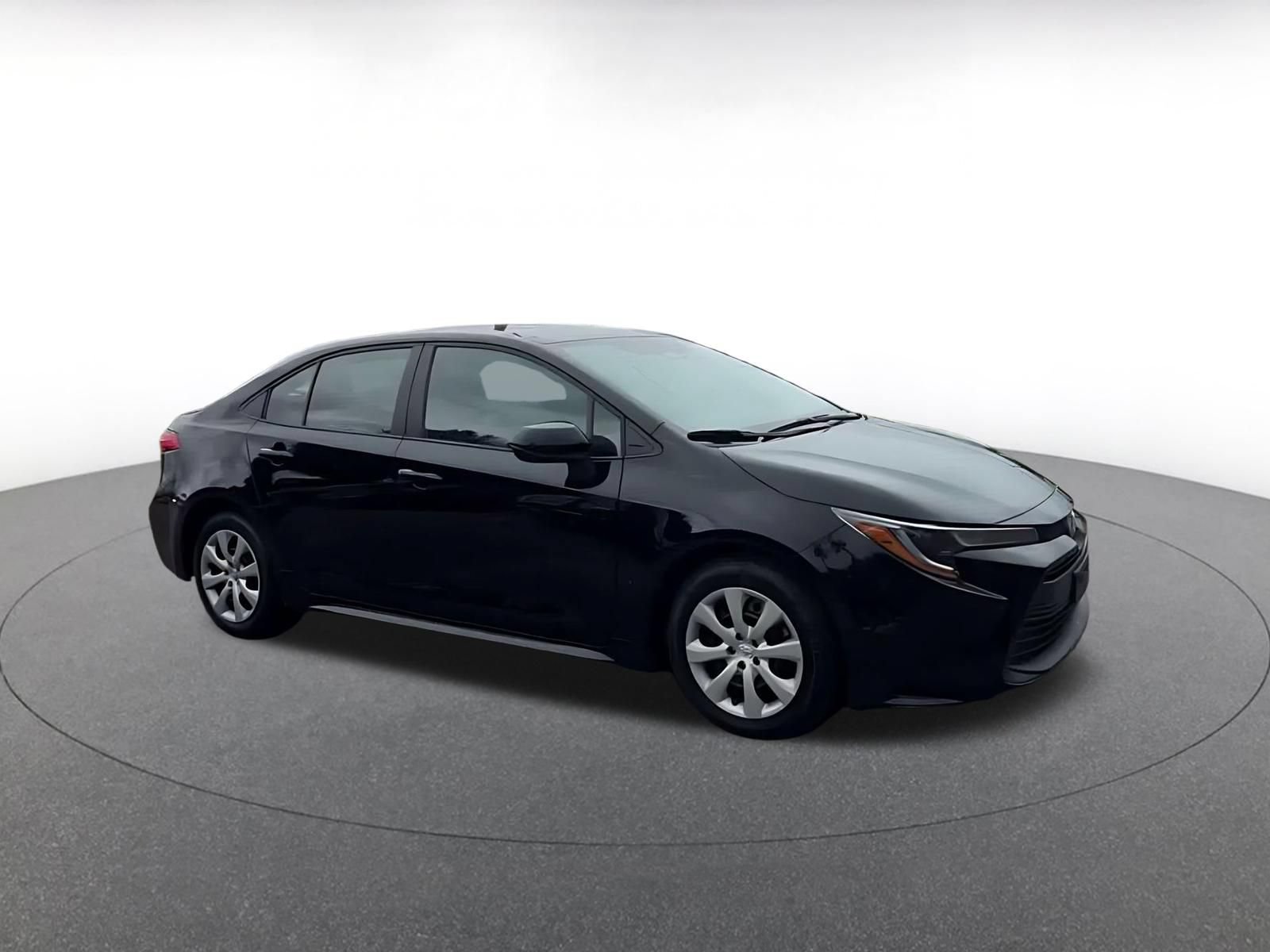 Used 2025 Toyota Corolla LE FWD image 2