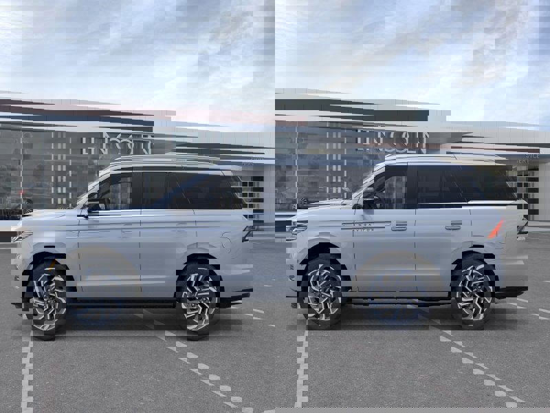 New 2026 Lincoln Navigator Reserve image 3