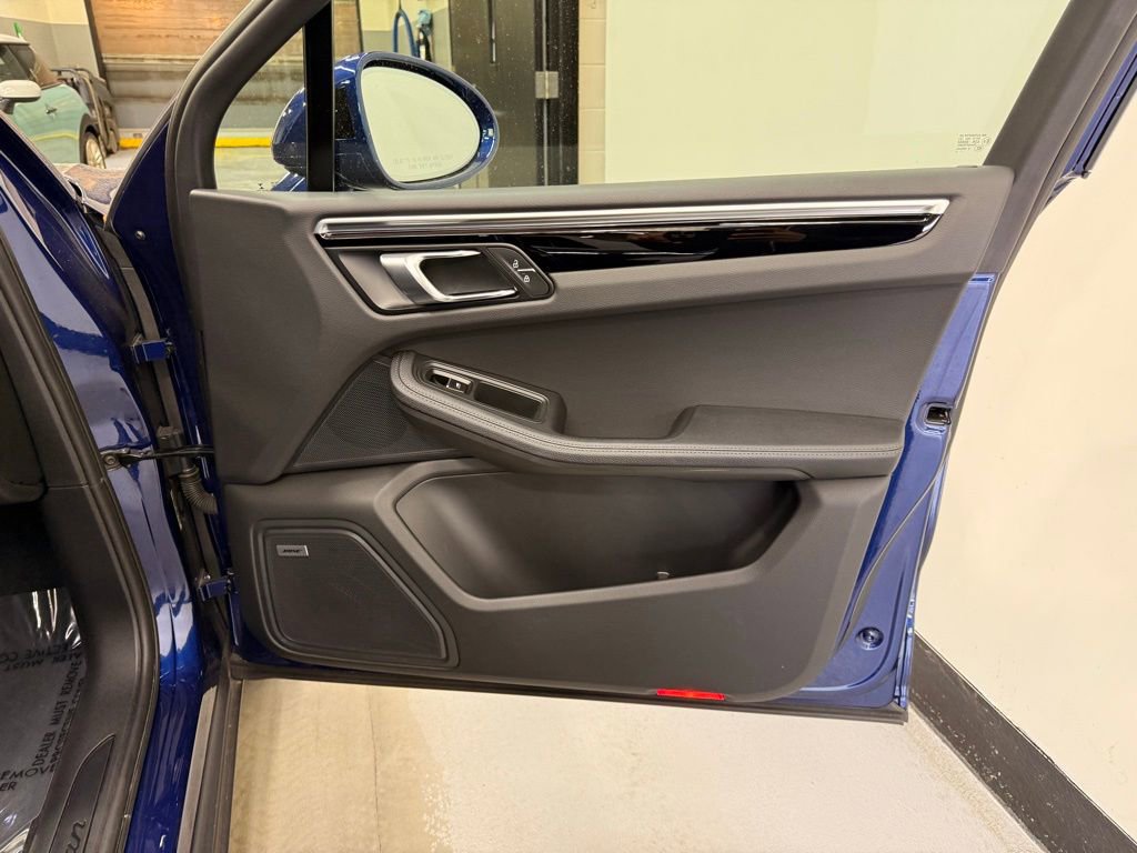 Used 2022 Porsche Macan w/ Premium Package image 27