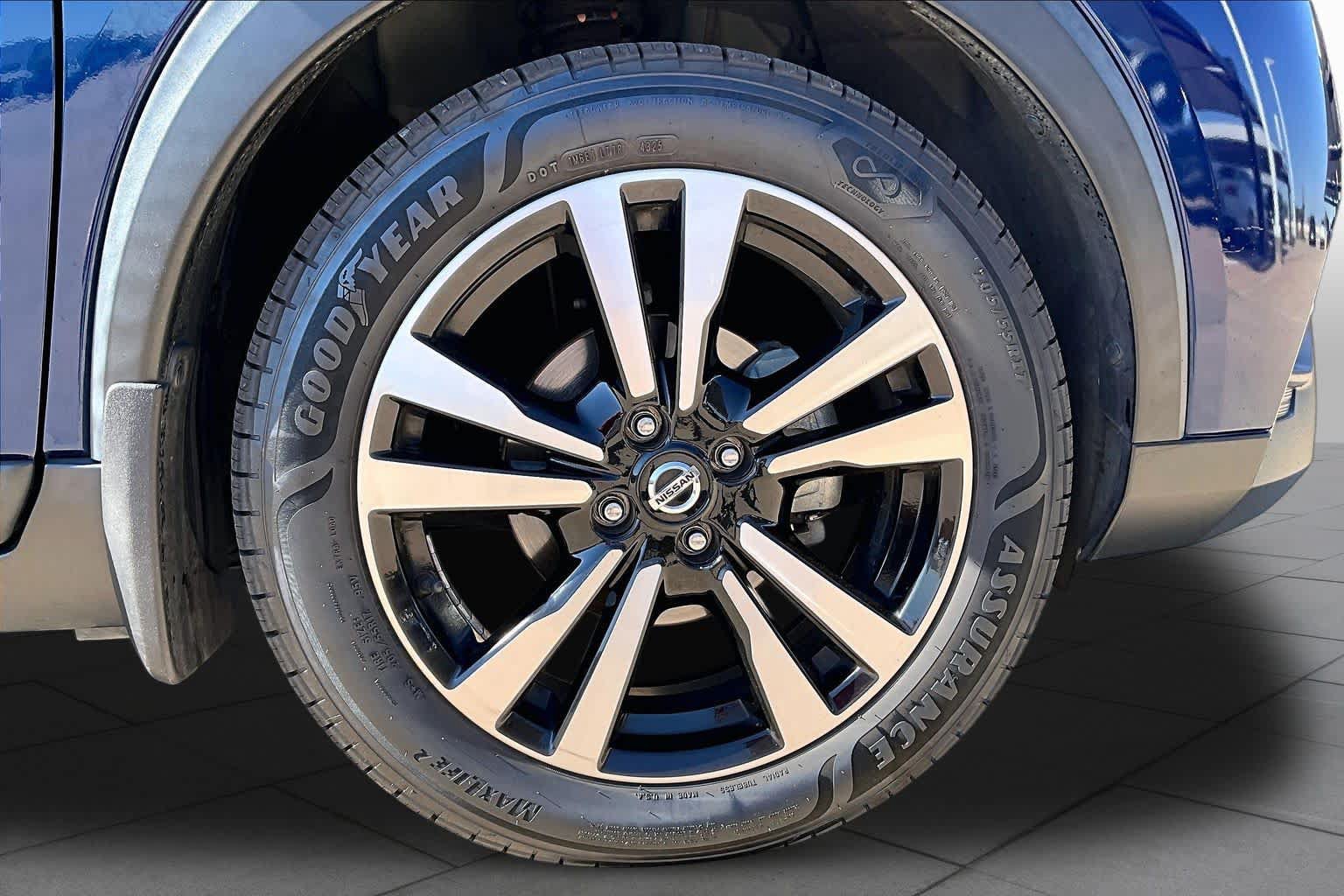 Used 2019 Nissan Kicks SR w/ SR Premium Package FWD image 10