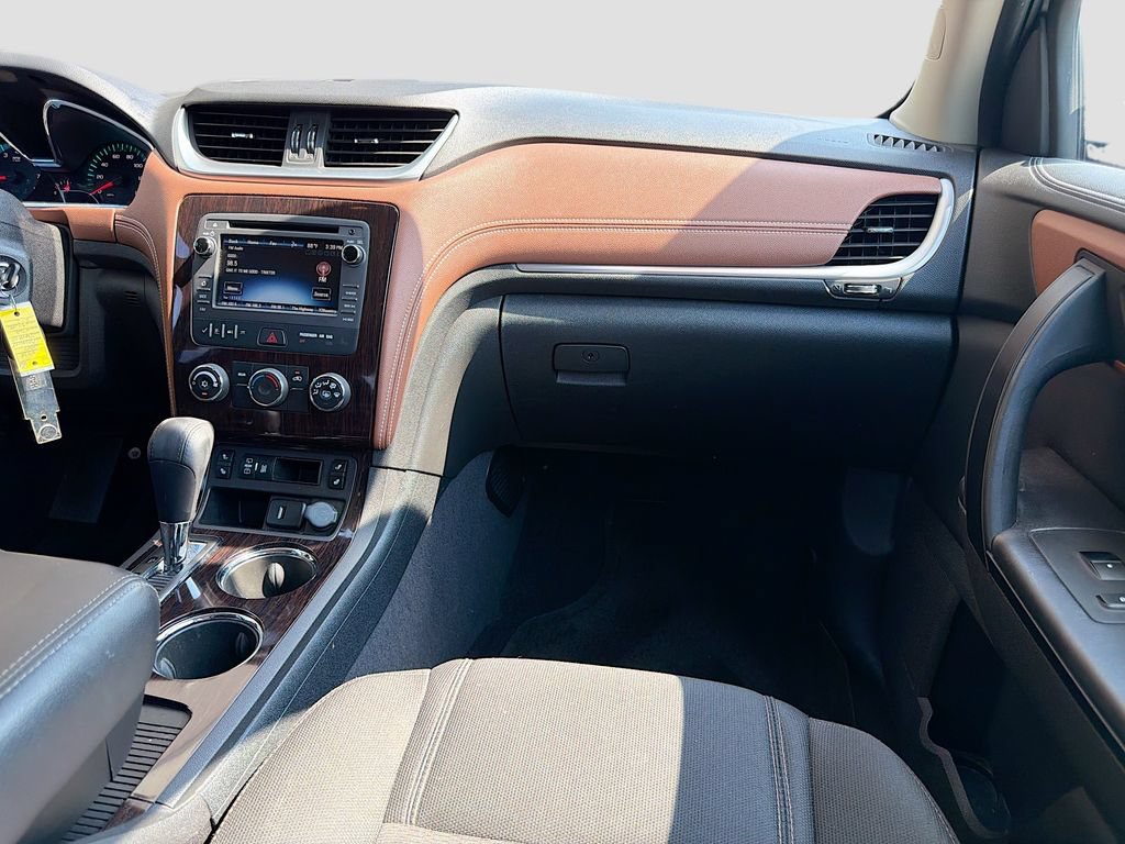 Used 2017 Chevrolet Traverse LT w/ Style and Technology Package FWD image 19