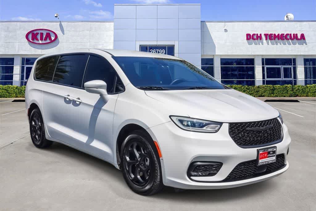 Used 2022 Chrysler Pacifica Touring-L w/ Uconnect Theater Family Group FWD image 3