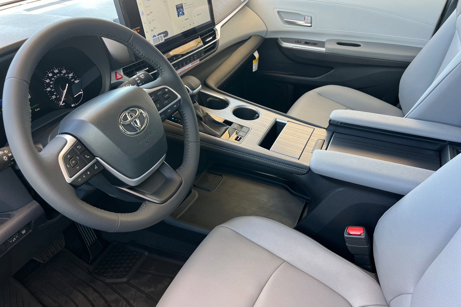 Certified 2026 Toyota Sienna XLE FWD image 9