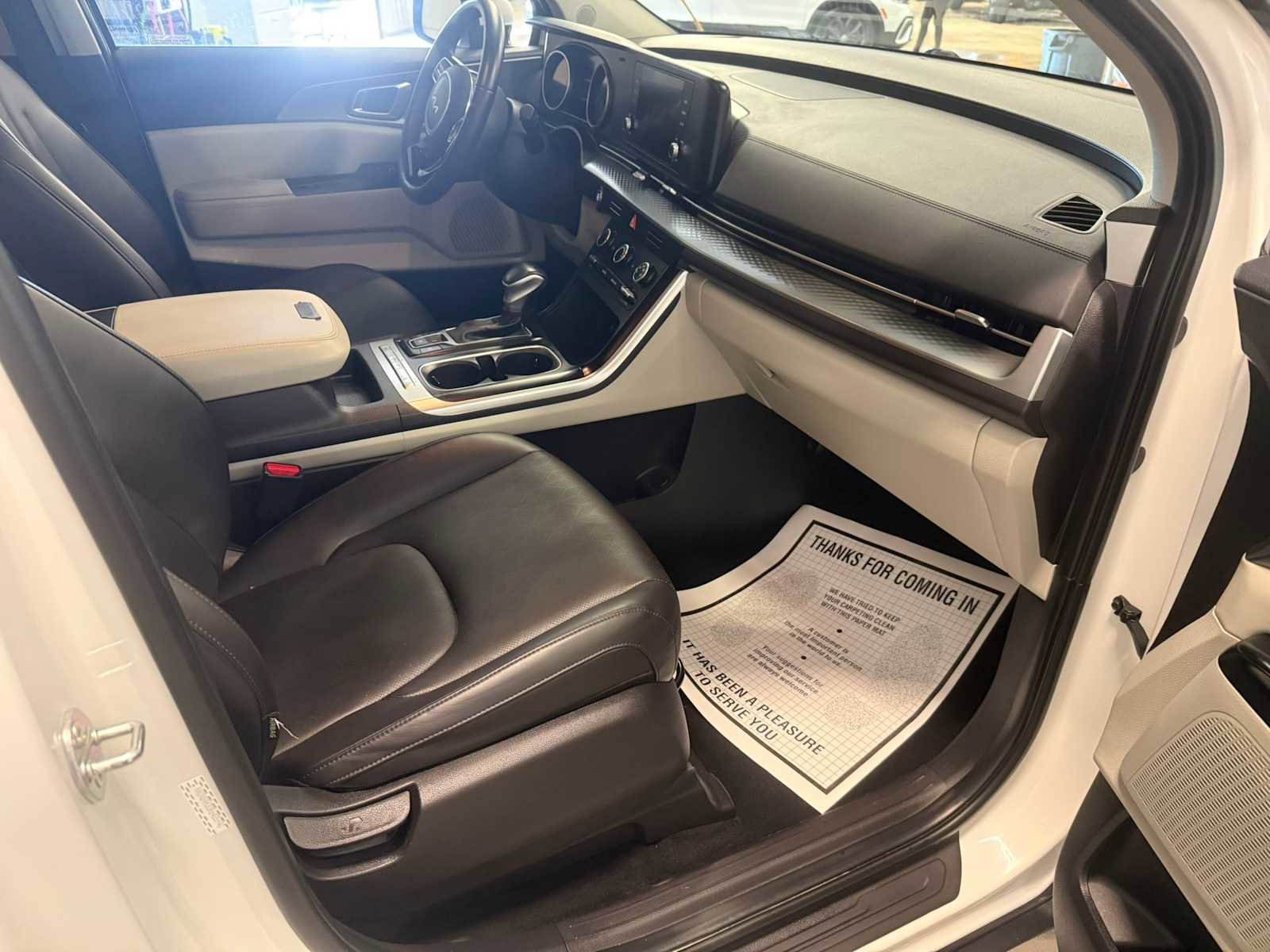 Used 2024 Kia Carnival LX FWD image 25