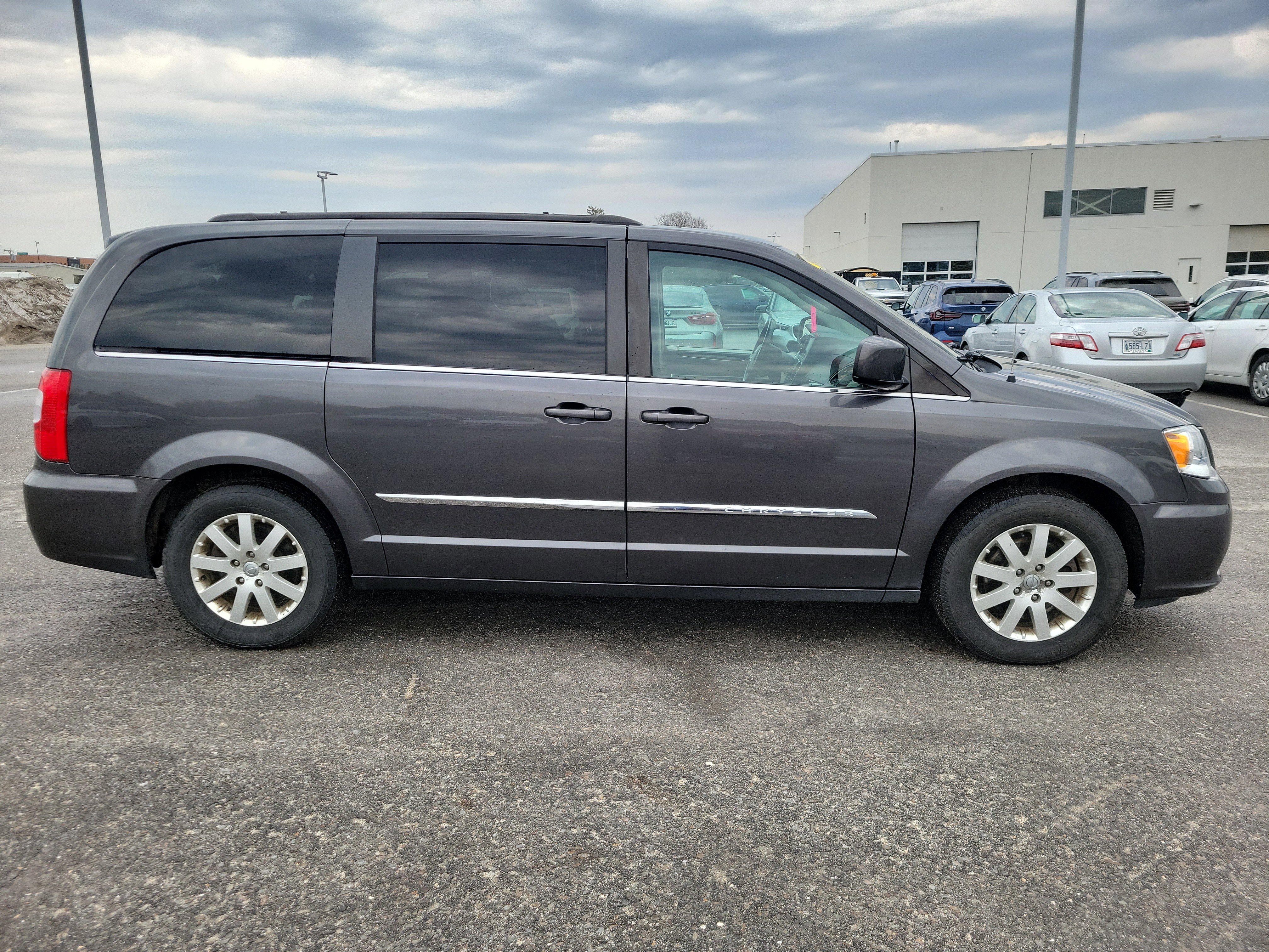 Used 2016 Chrysler Town & Country Touring image 4