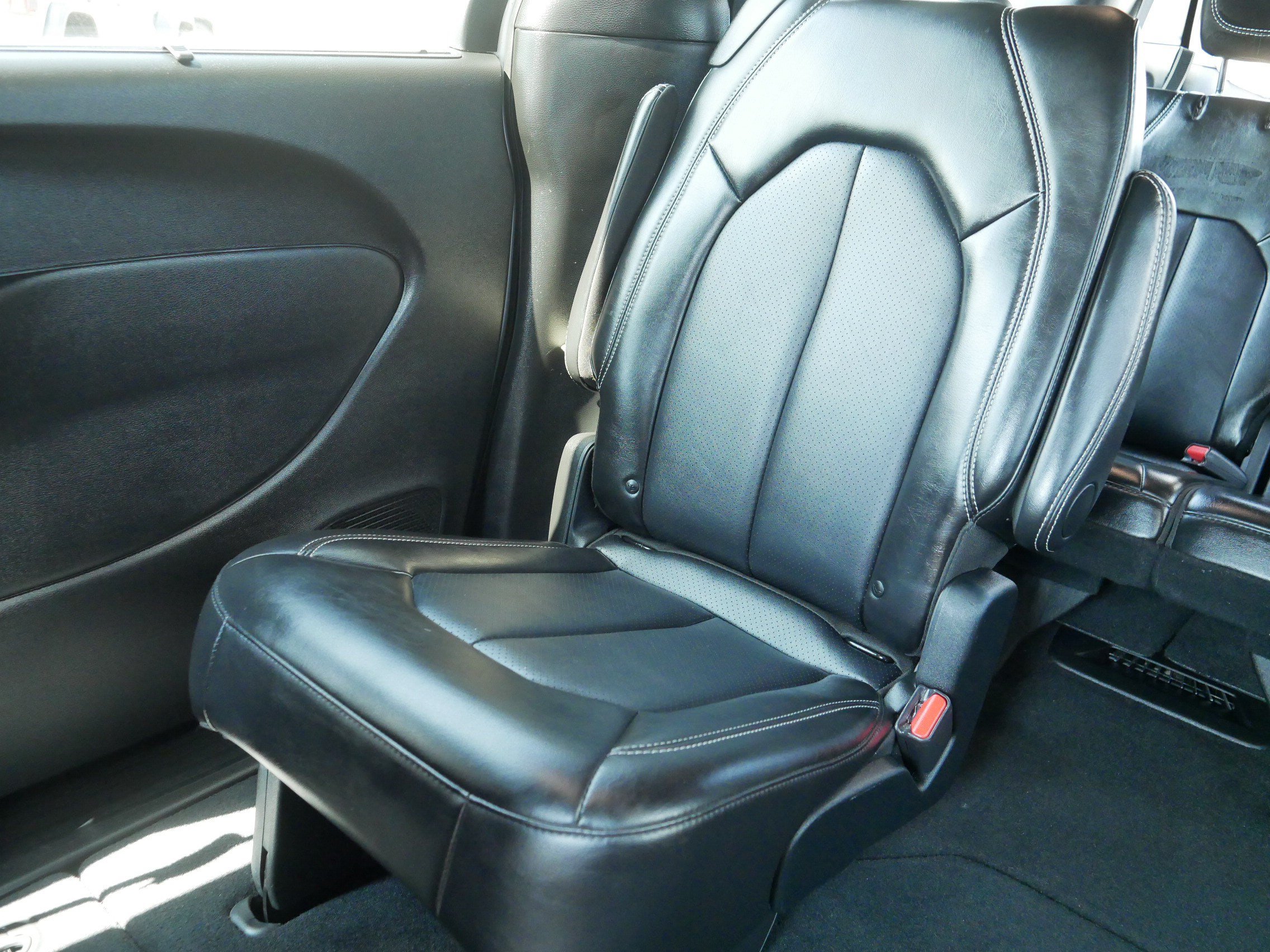 Used 2025 Chrysler Pacifica Select FWD image 12