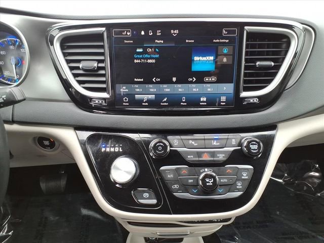Used 2023 Chrysler Pacifica Touring-L FWD image 18