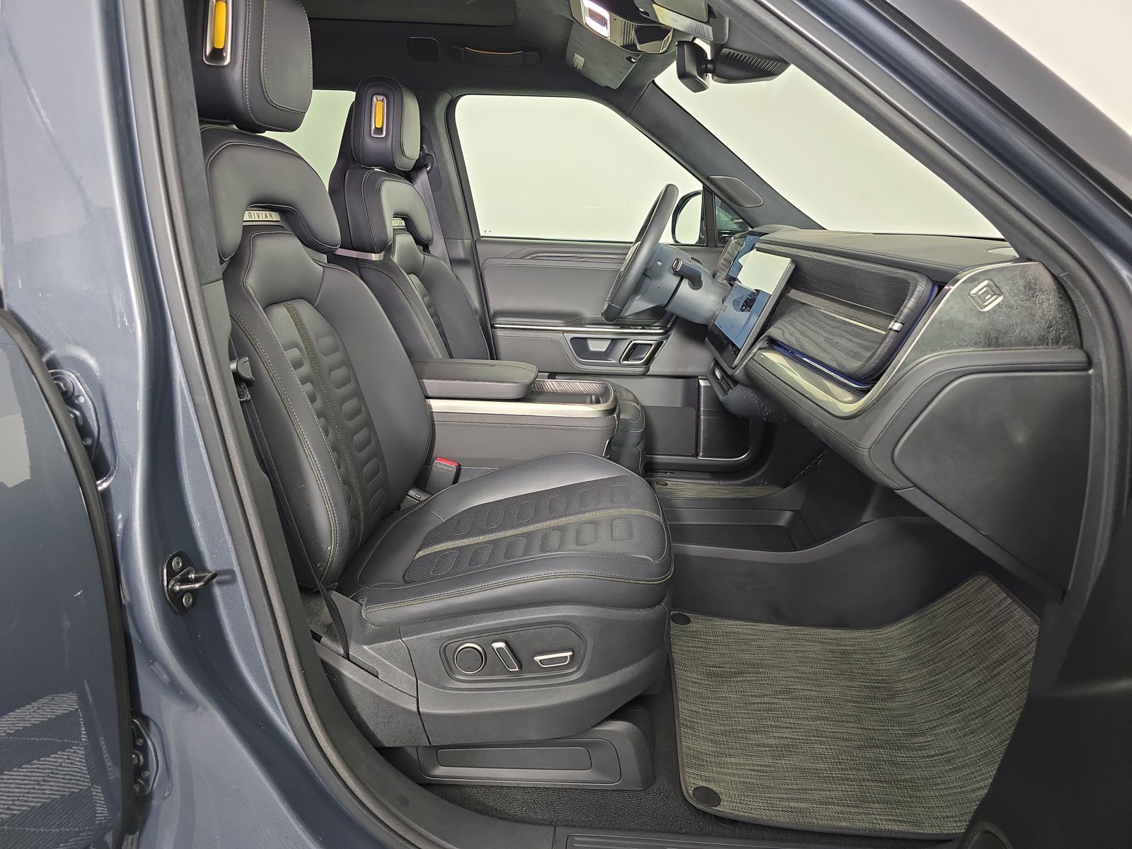 Used 2023 Rivian R1S Adventure image 24