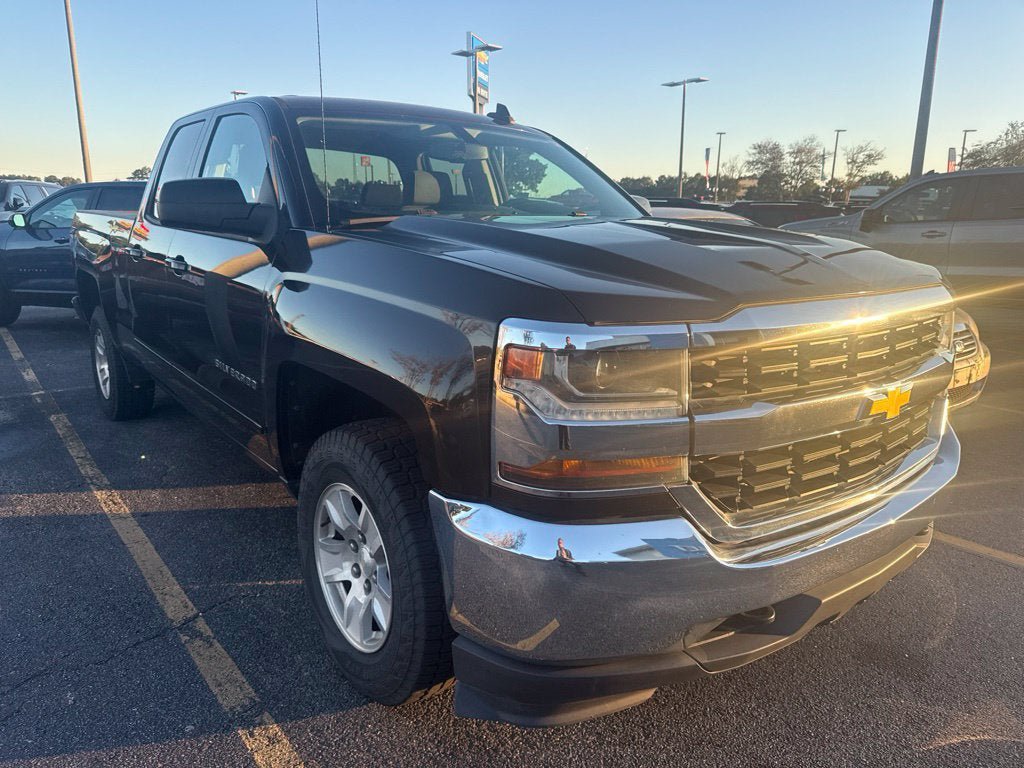 Used 2018 Chevrolet Silverado 1500 LT AWD/4WD image 2