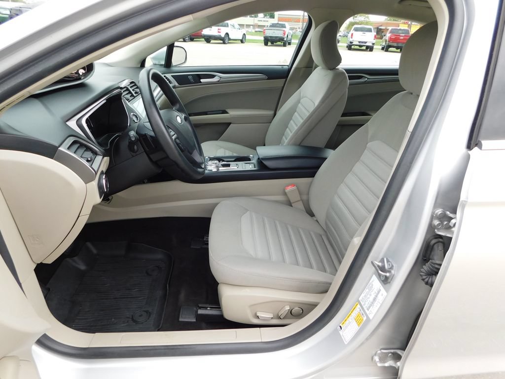 Used 2019 Ford Fusion SE FWD image 12