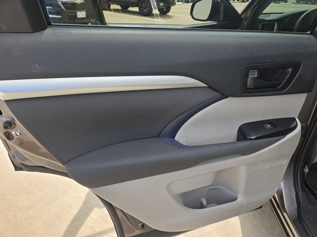 Used 2019 Toyota Highlander LE image 12