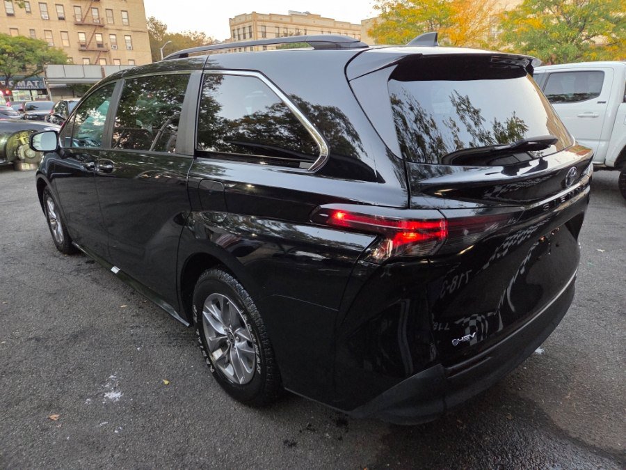 Used 2025 Toyota Sienna XLE FWD image 16
