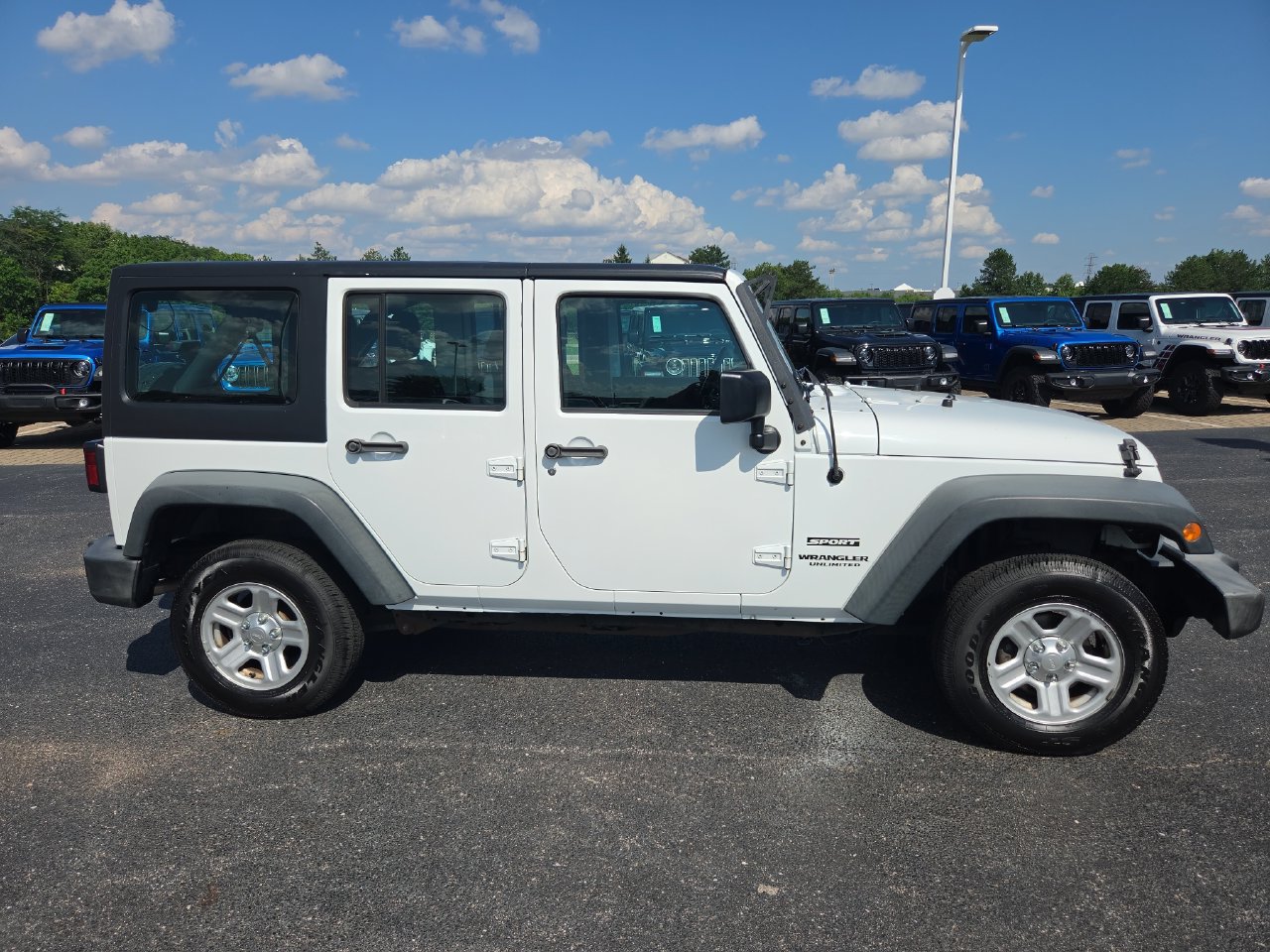 Used 2016 Jeep Wrangler Unlimited Sport w/ Connectivity Group AWD/4WD image 8
