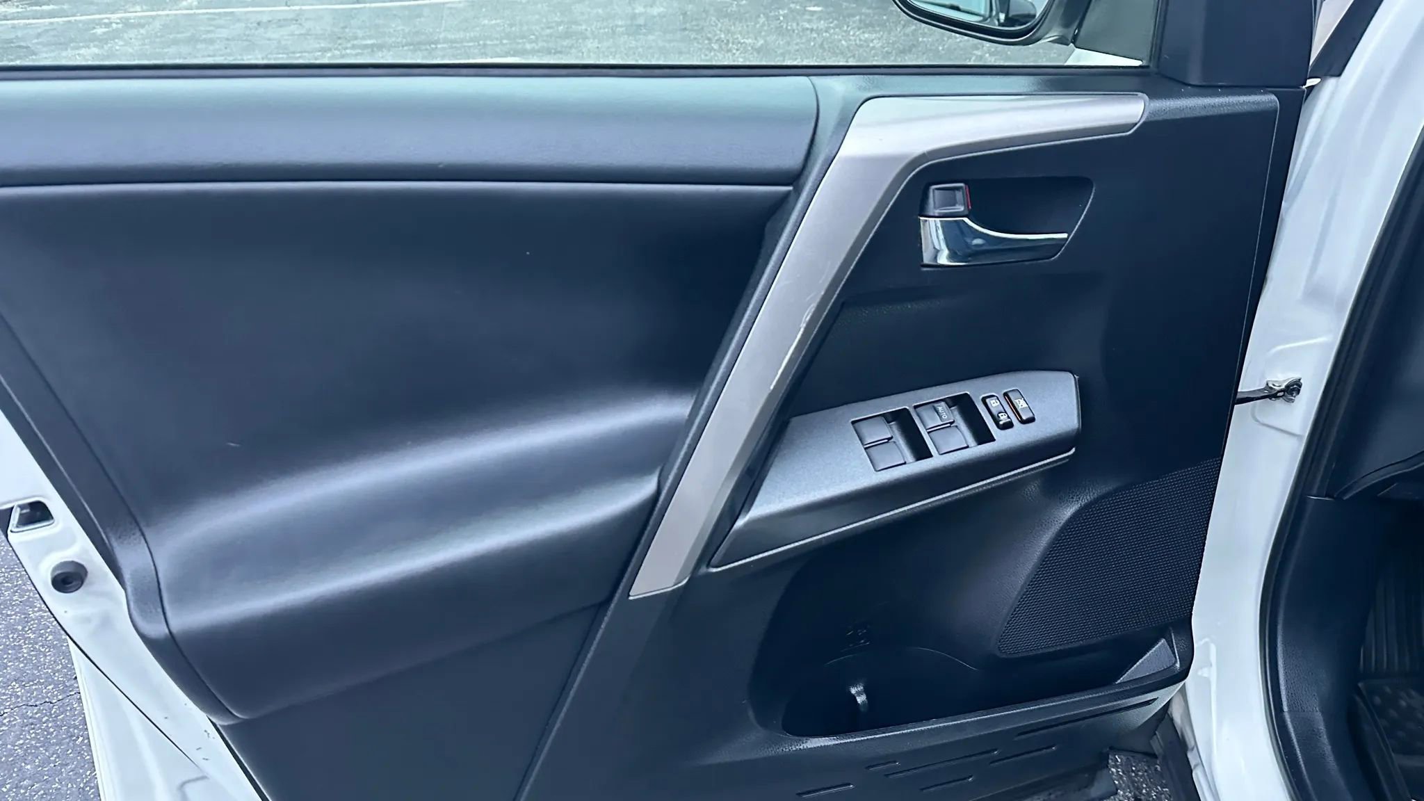 Used 2018 Toyota RAV4 XLE image 13