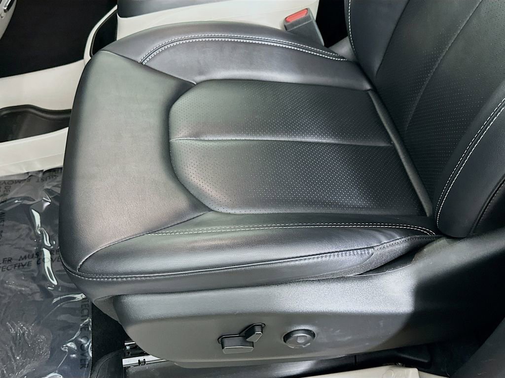 Certified 2024 Chrysler Pacifica Touring-L image 29