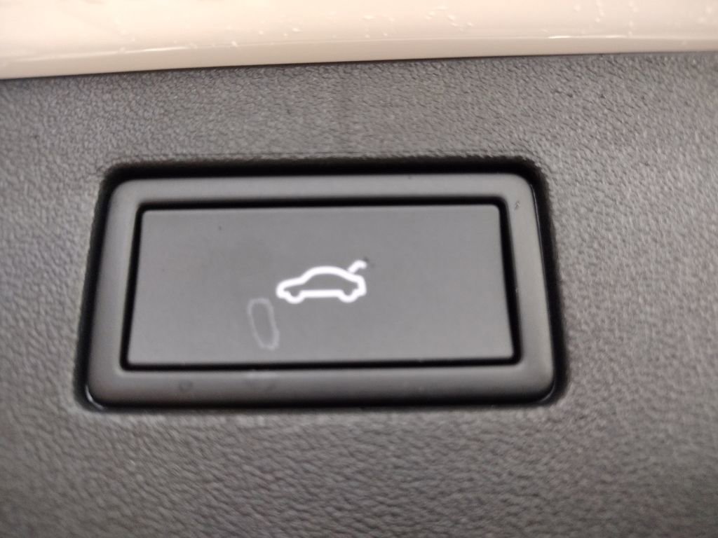 New 2025 Volkswagen Tiguan SE R-Line image 20