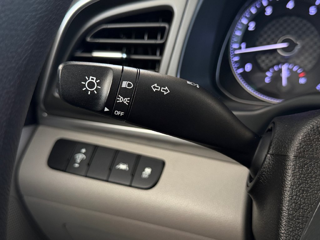 Used 2020 Hyundai Elantra SE FWD image 39