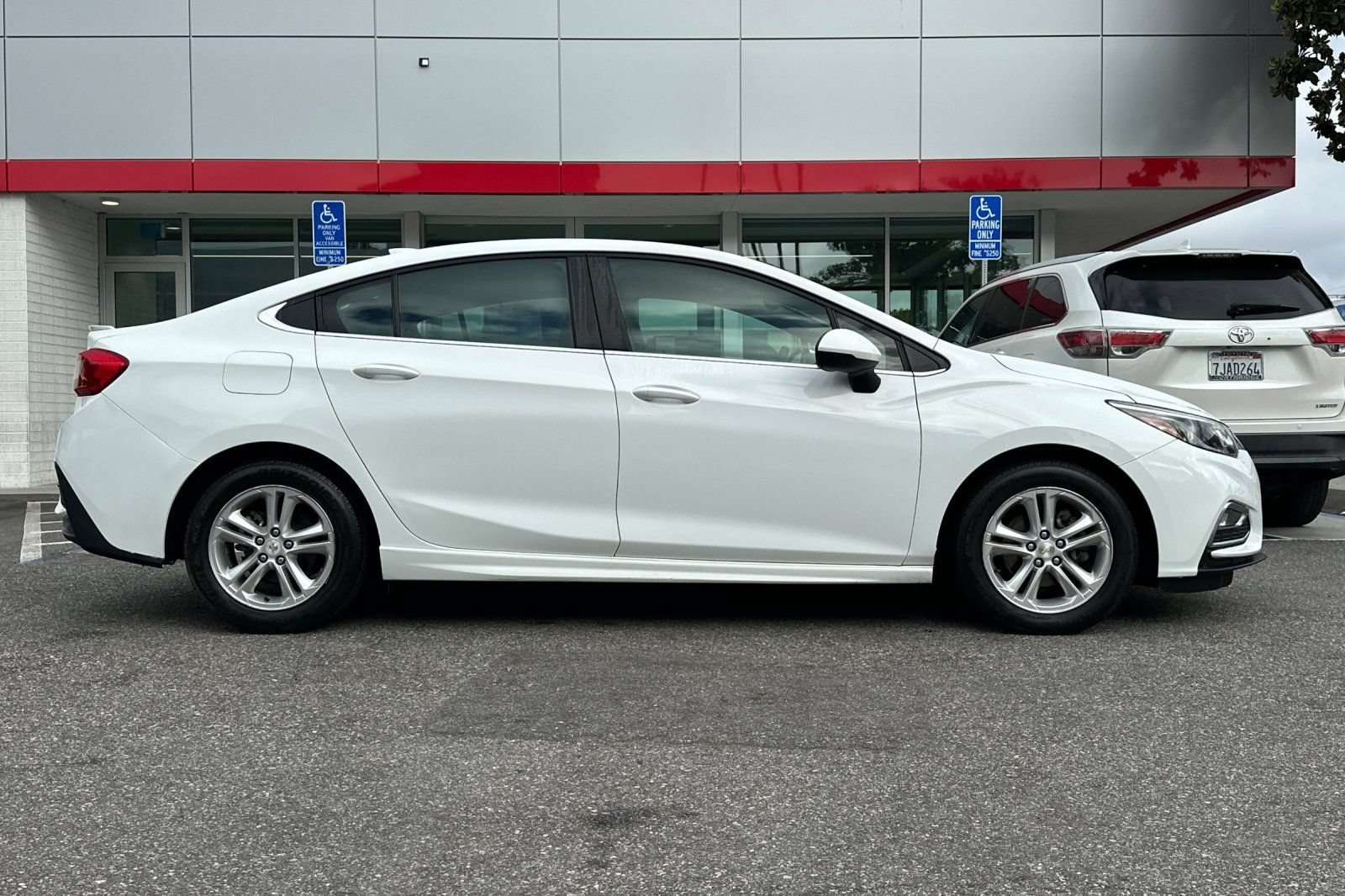 Used 2018 Chevrolet Cruze LT w/ RS Package FWD image 3