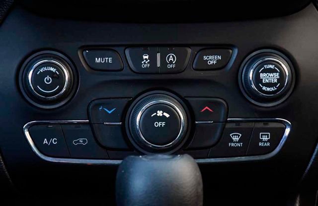 Used 2020 Jeep Cherokee Latitude w/ Cold Weather Group image 22