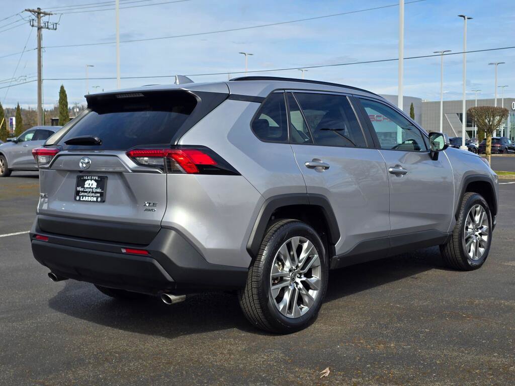 Used 2022 Toyota RAV4 XLE Premium image 6