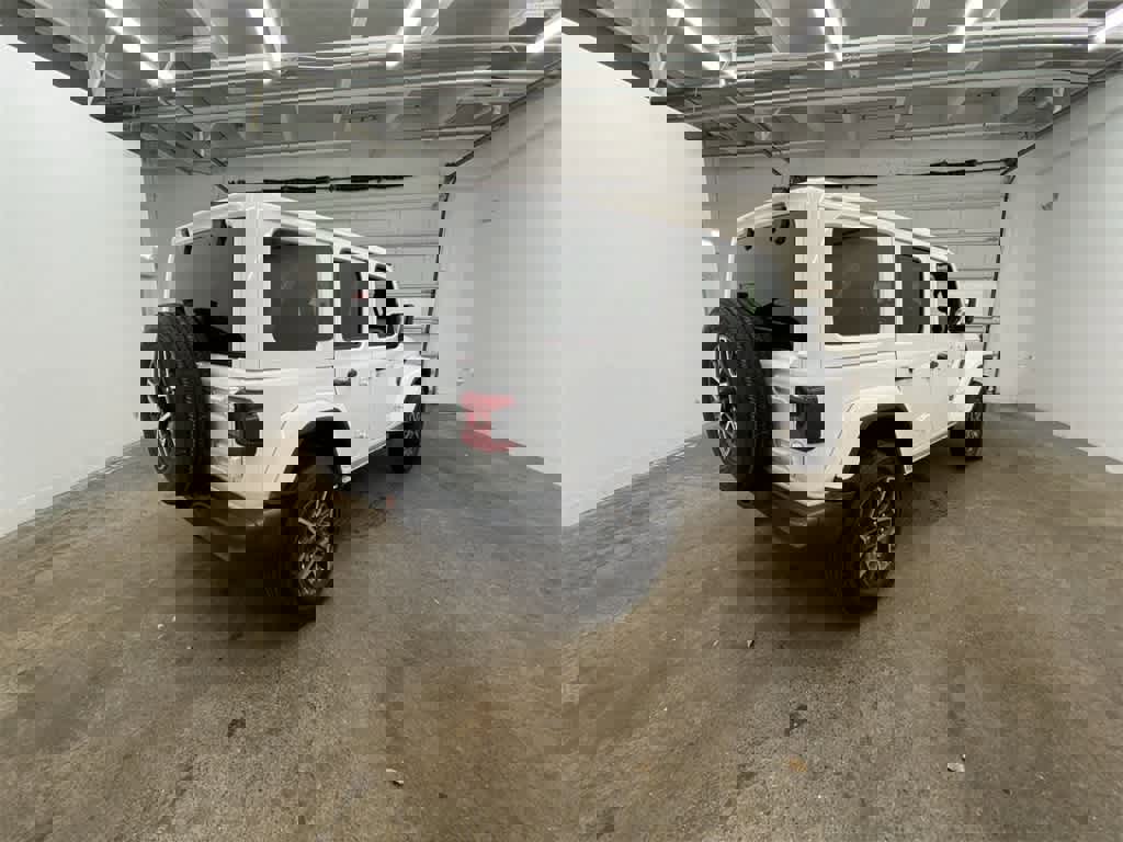 Used 2025 Jeep Wrangler Sahara image 6