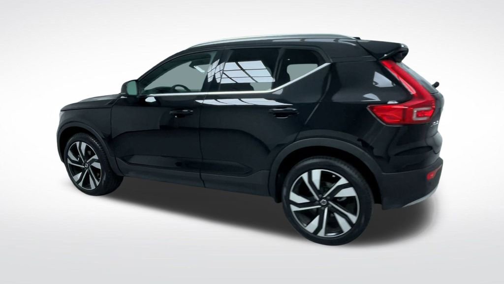 Used 2025 Volvo XC40 B5 Plus image 23