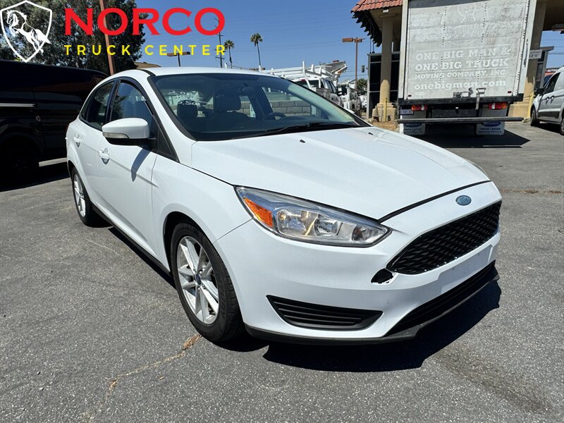 Used 2015 Ford Focus SE FWD image 2