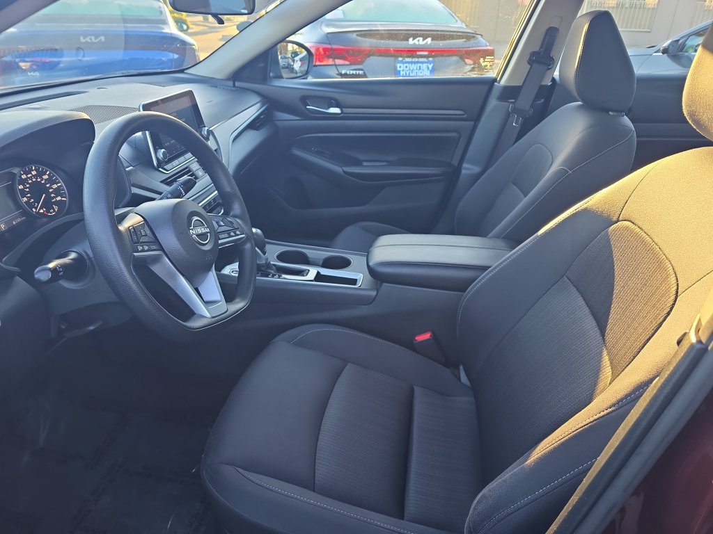 Used 2025 Nissan Altima 2.5 SV FWD image 9