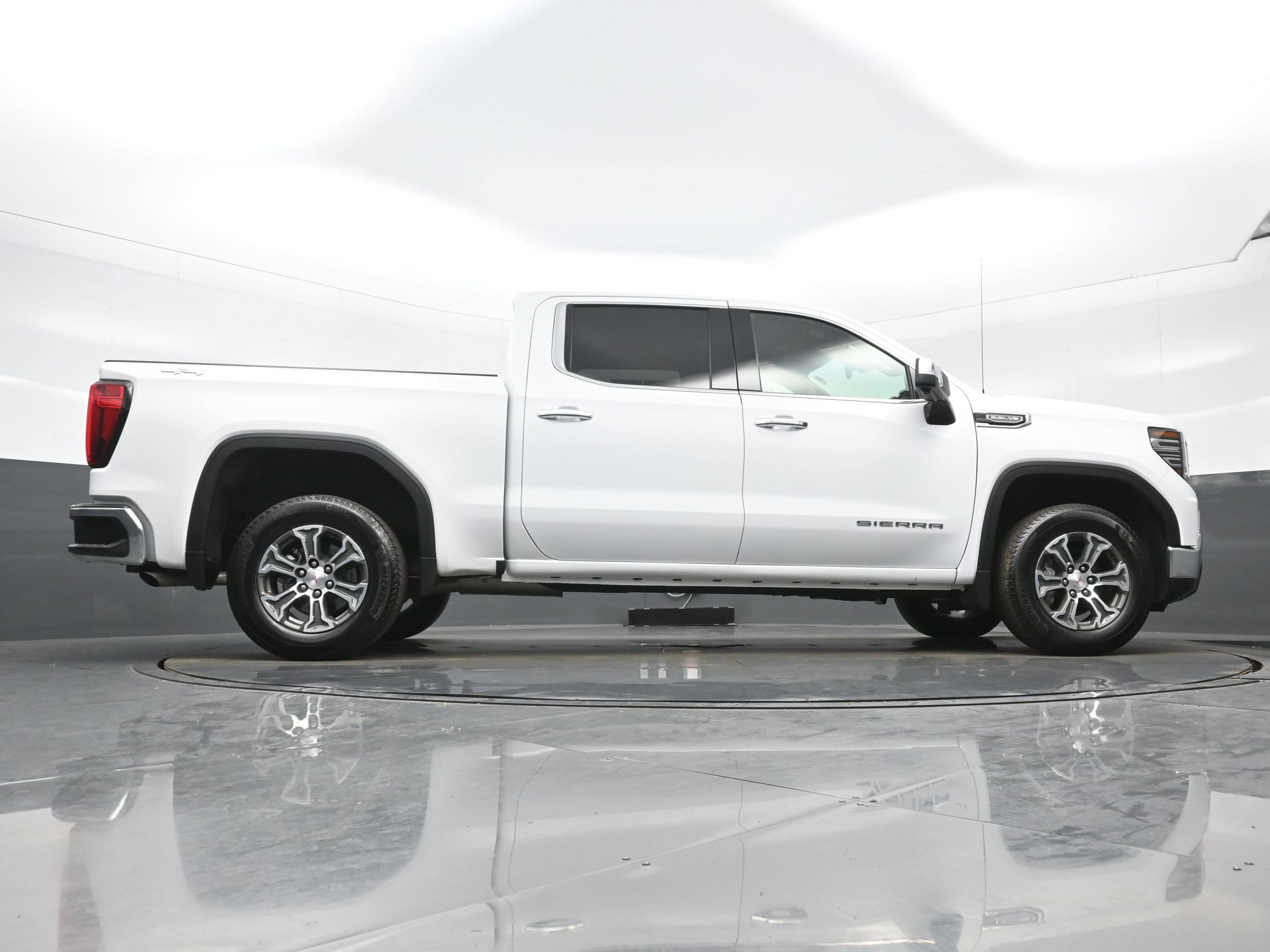 Used 2025 GMC Sierra 1500 SLT AWD/4WD image 31