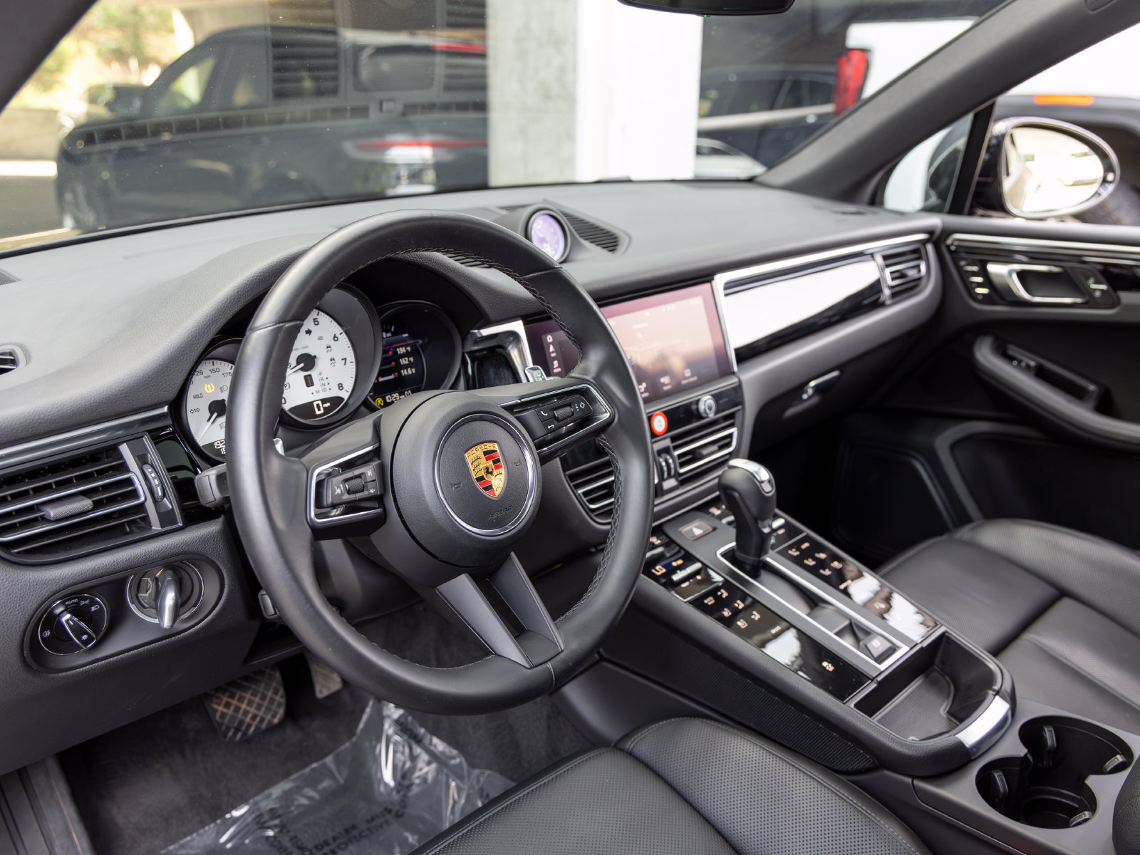 Certified 2023 Porsche Macan AWD/4WD image 4