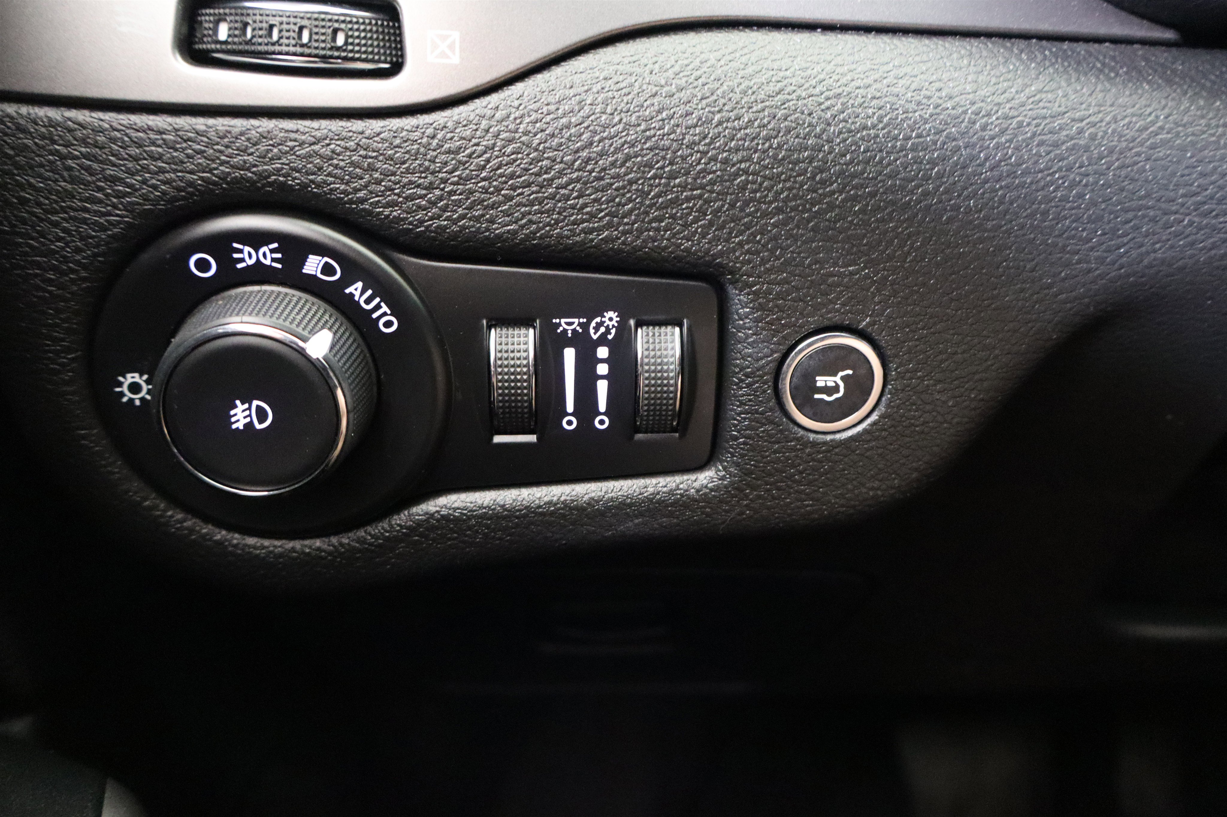 Used 2019 Jeep Cherokee Latitude Plus w/ Comfort/Convenience Group image 34