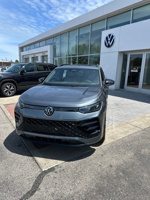 Used 2025 Volkswagen Tiguan SE R-Line AWD/4WD image 18