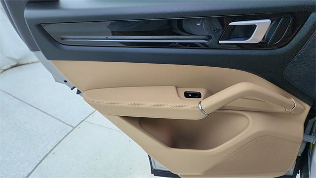 Used 2022 Porsche Cayenne image 31