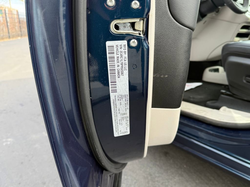 Used 2023 Chrysler Pacifica Touring-L image 32